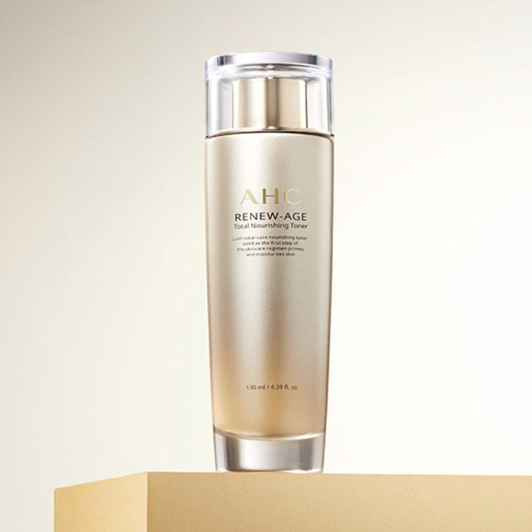 AHC Renew Age Total Nourishing Toner 130ml de la marque AHC, flacon sur fond clair, contexte cosmétique