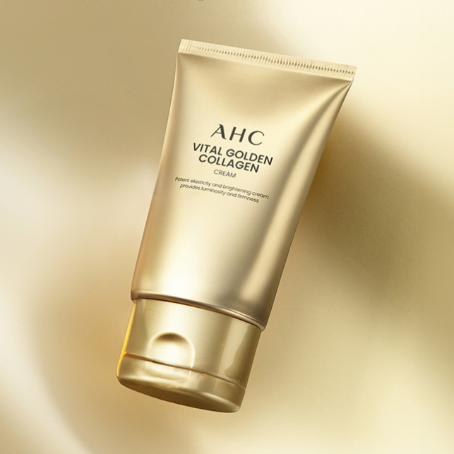 AHC Vital Golden Collagen Cream 50g par AHC, crème dorée en tube sur fond beige, éclairage studio élégant.