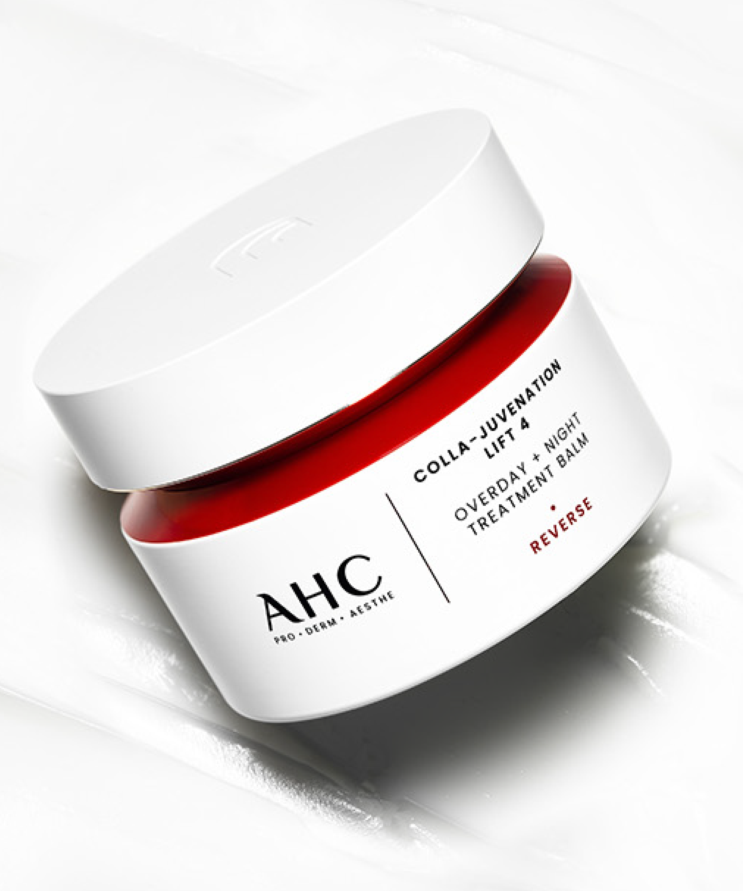 AHC Cola Juvenation Lift 4 Overday Night Treatment Balm 50ml, soin de nuit hydratant et régénérant en pot blanc sur fond texturé.