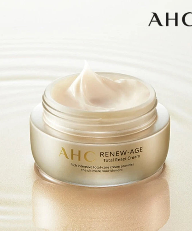 Crème AHC Renew Age total Reset Cream 50ml en pot ouvert, texture riche et nourrissante sur fond doré.