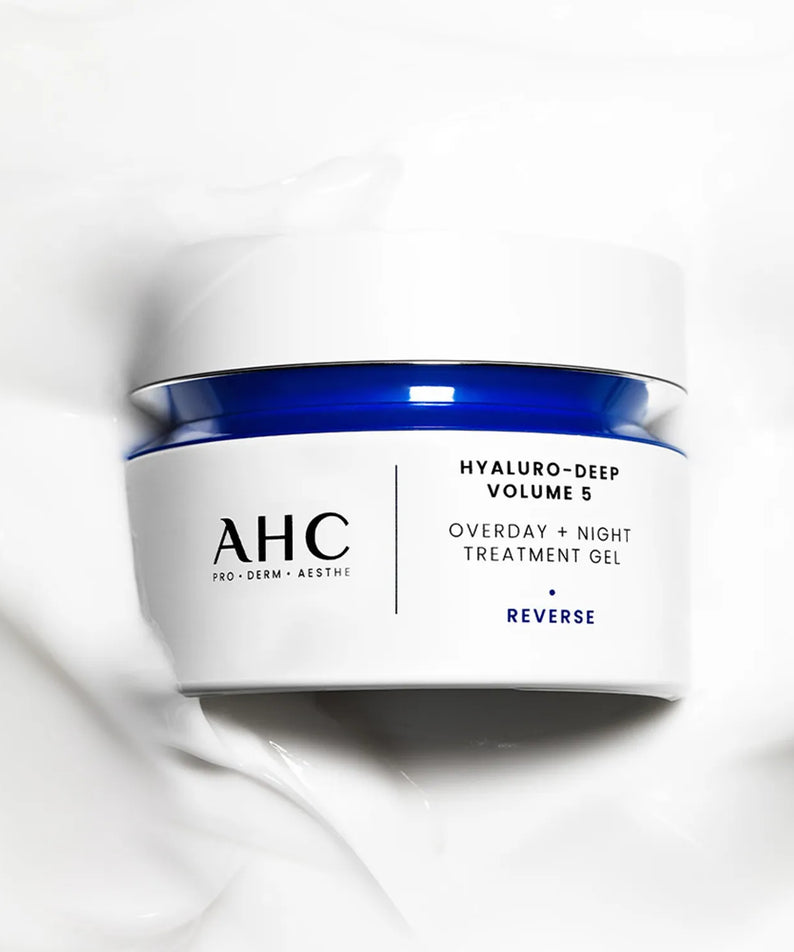 Crème AHC Hyaluro Deep Volume 5 Overday Night Treatment Gel 50ml sur fond blanc, hydratation intense jour et nuit.