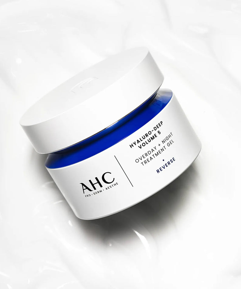 Produit AHC Hyaluro Deep Volume 5 Overday Night Treatment Gel 50ml en pot sur fond clair, soin nuit et jour pour peau.