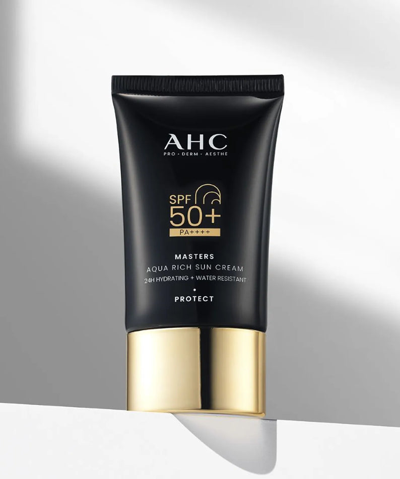 AHC Masters Aqua Rich Sunscreen 50ml crème solaire SPF 50 hydratante, sur un fond blanc moderne.