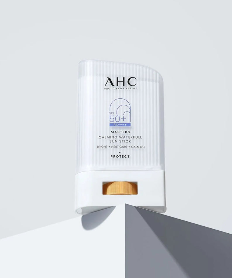 AHC Masters Calming Waterfull Sun Stick 22g sur fond blanc, protège et calme la peau.