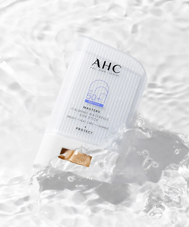 AHC Masters Calming Waterfull Sun Stick 22g sur fond aquatique, protection solaire apaisante, format portable 22g, haute protection SPF50+