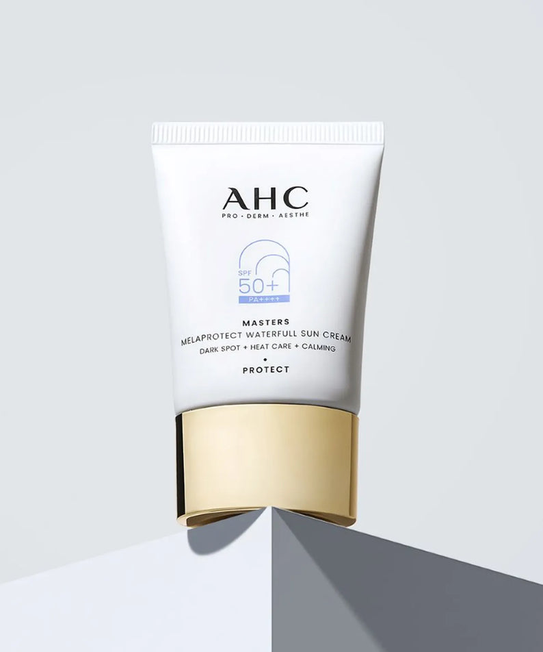 AHC Masters Mela Protect Waterfull Sunscreen 40ml sur fond minimaliste gris clair, protégé solaire SPF 50+ pour soin de la peau