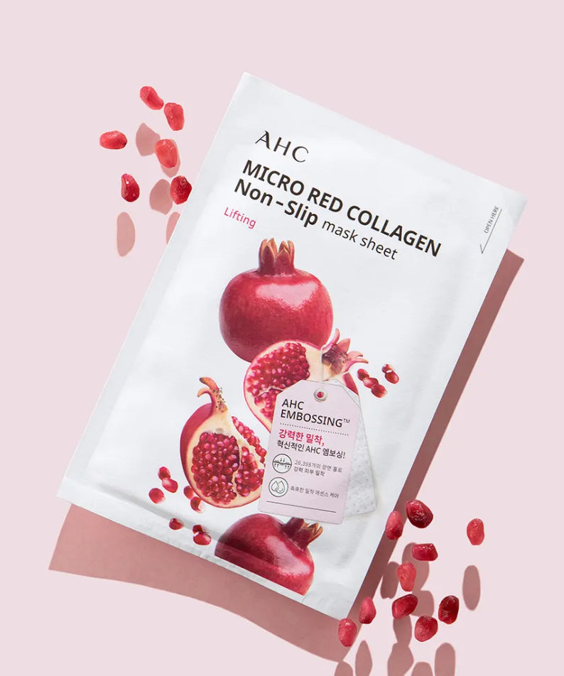 Image du produit AHC Micro Red Collagen Non-Slip Mask Sheets 10ea avec des grenades, packaging et fond rose doux.