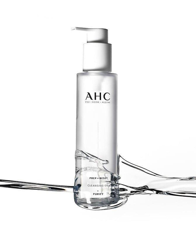 Huile démaquillante AHC Prep Reset Cleansing Oil 125ml avec pompe blanche, posée sur un fond aquatique.