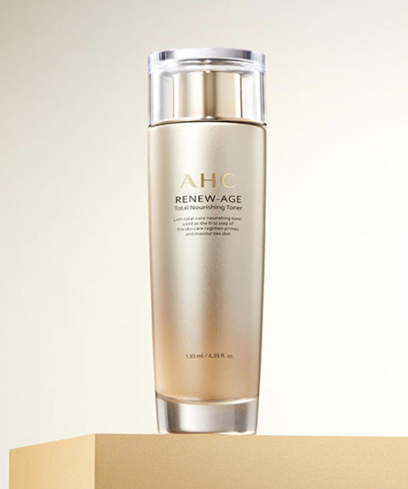 Bouteille de AHC Renew Age Total Nourishing Toner 130ml sur un piédestal, idéale pour soins de la peau anti-âge.
