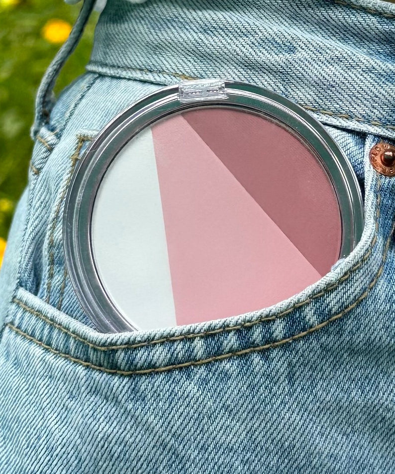 ALL MY THING Aurora Blusher dans une poche de jean, maquillage élégant en extérieur, poudre compacte pour une beauté naturelle en voyage.