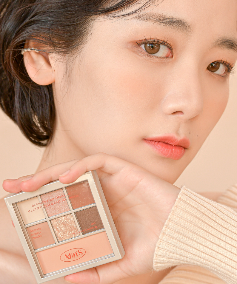 Palette ALL MY THING I'm Your Palette tenue par une femme, maquillage élégant et tendance, cosmétique de beauté.