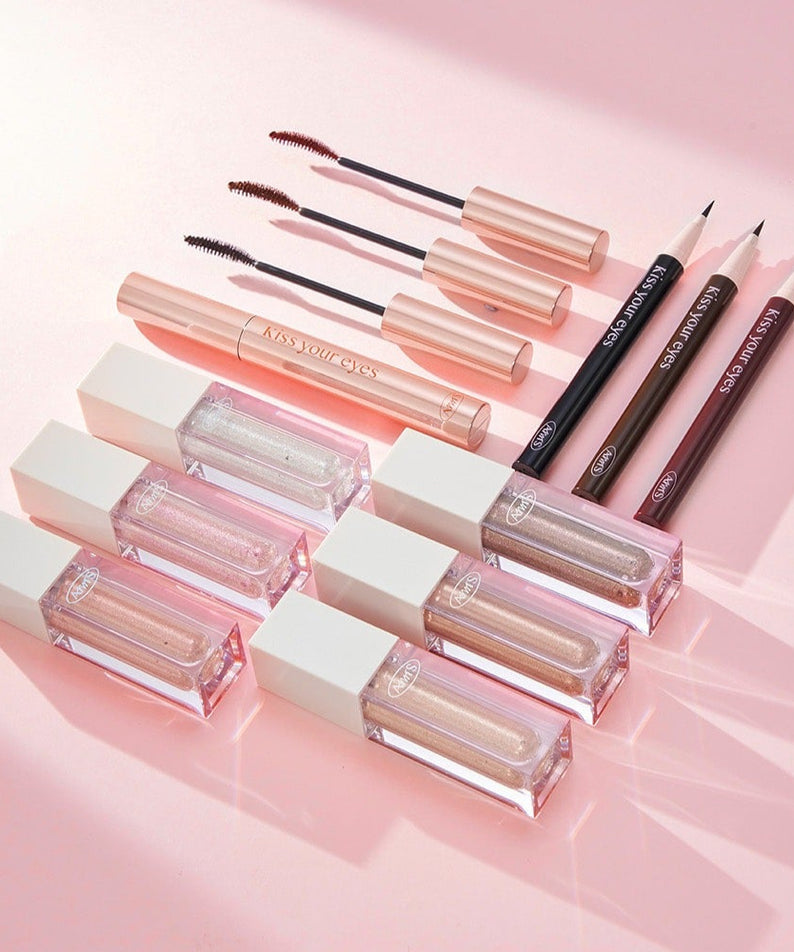 Collection de maquillage ALL MY THING Kiss Your Eye Glitter Liquid Eyeshadow avec ombres à paupières et crayons sur fond rose.