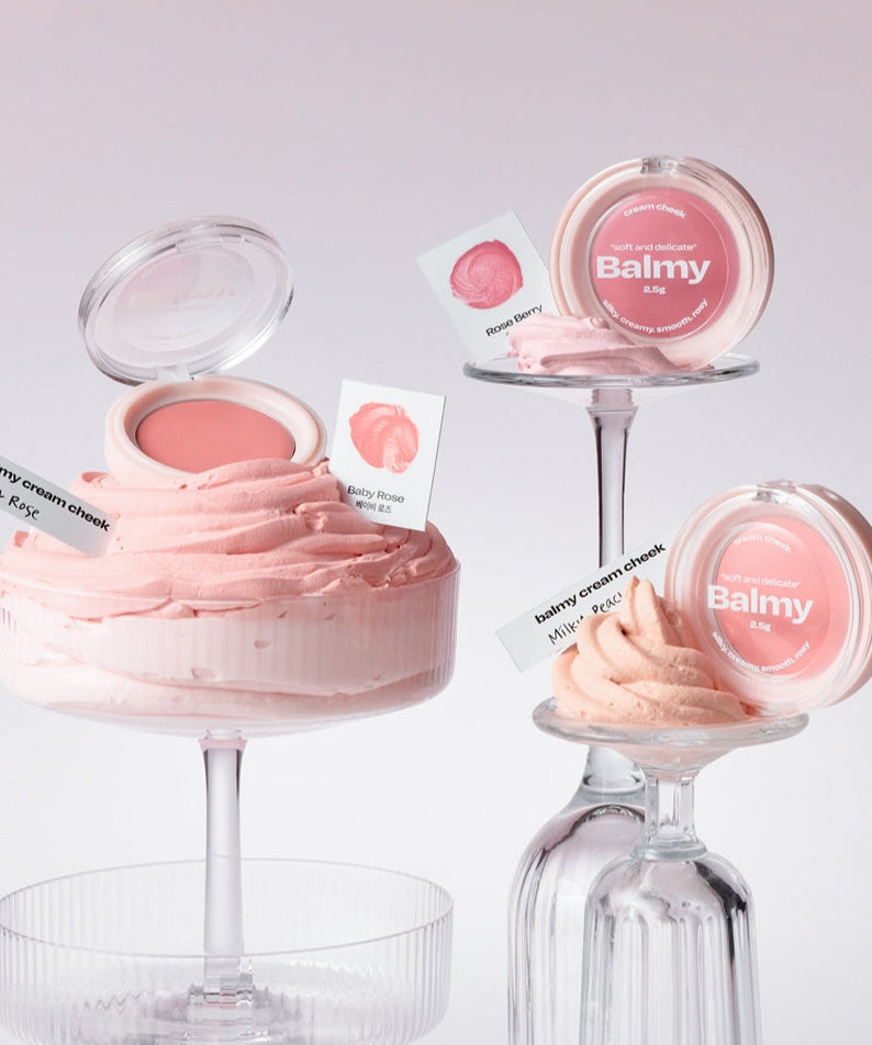 ALTERNATIVE STEREO Balmy Cream Cheek exhibé sur des socles translucides dans un cadre élégant avec des nuances roses attirantes.