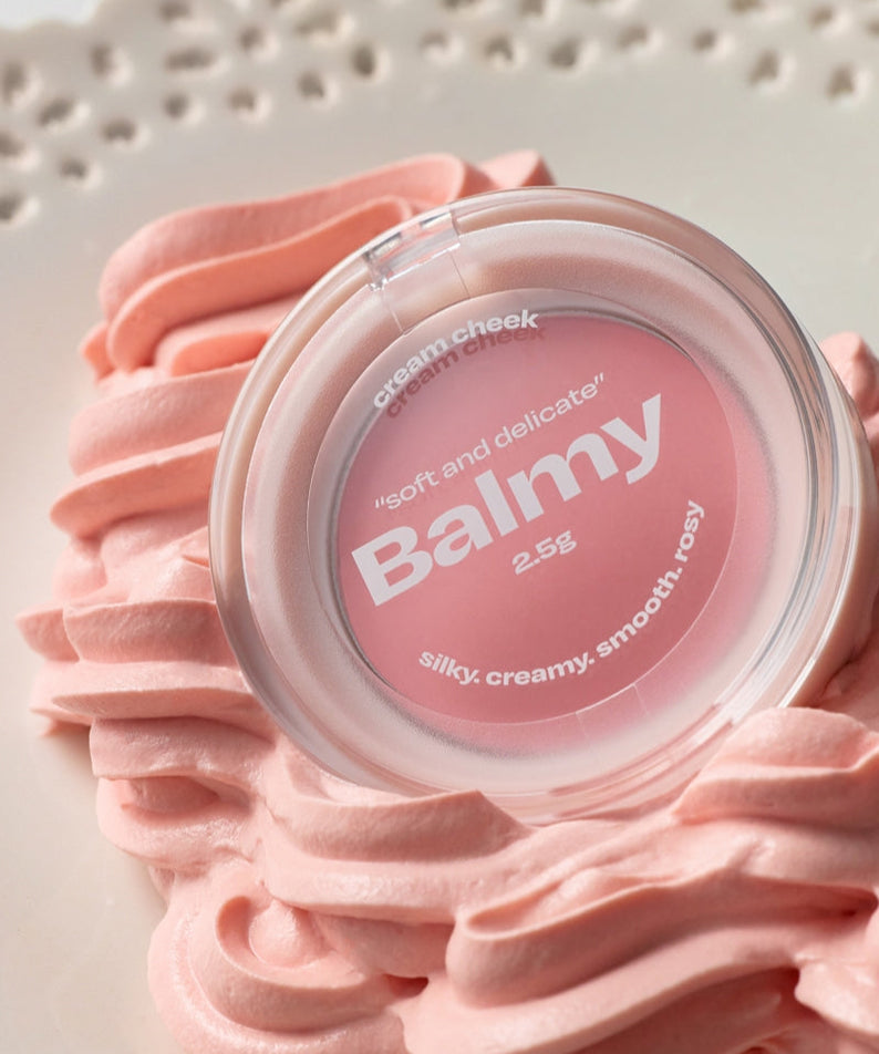 ALTERNATIVE STEREO Balmy Cream Cheek sur mousse rose, délicat fard à joues crémeux, maquillage doux et soyeux, produit cosmétique tendance.