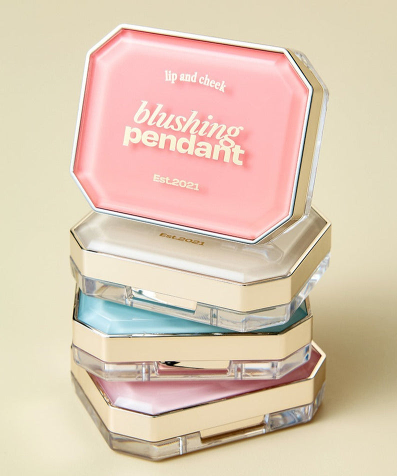 ALTERNATIVE STEREO Blushing Pendant Lip & Cheek, produit maquillage rose en pendentif, marque sur écrin, fond beige