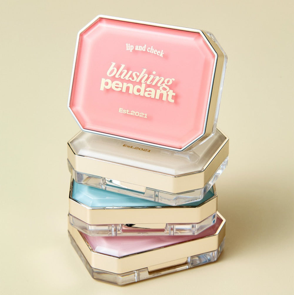 ALTERNATIVE STEREO Blushing Pendant Lip & Cheek, produit maquillage rose en pendentif, marque sur écrin, fond beige