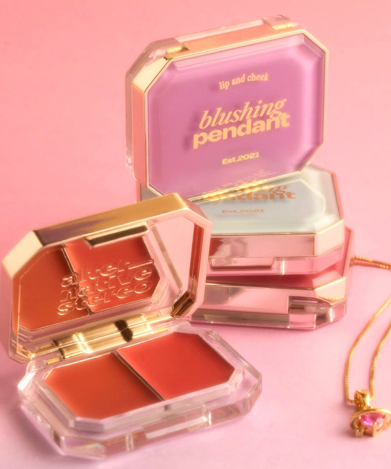 ALTERNATIVE STEREO Blushing Pendant Lip & Cheek, marque Alternative Stereo, pendentif maquillage sur fond rose, coffret.