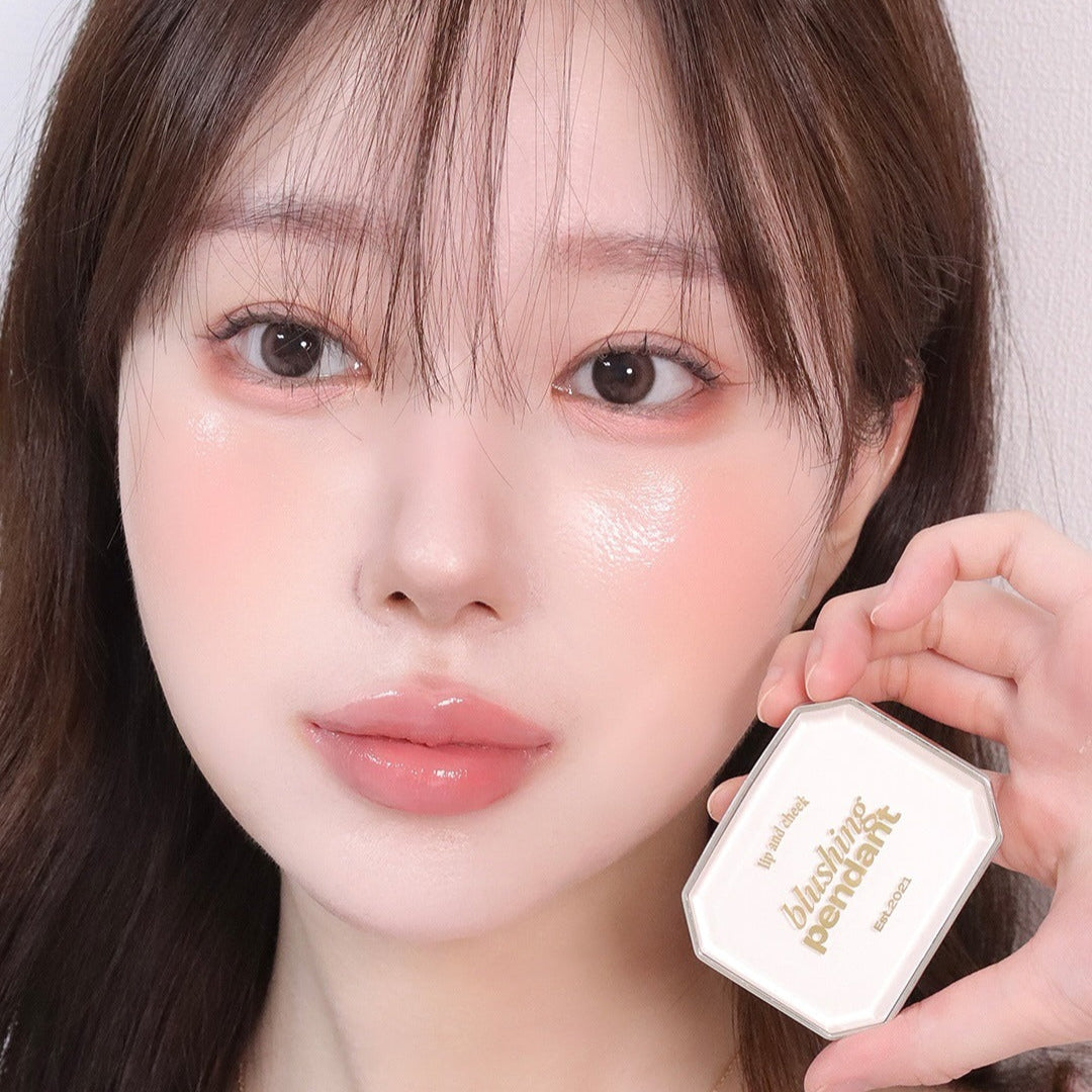 ALTERNATIVE STEREO Blushing Pendant Lip & Cheek, produit de maquillage de marque Alternative, gros plan sur lèvres et joues.