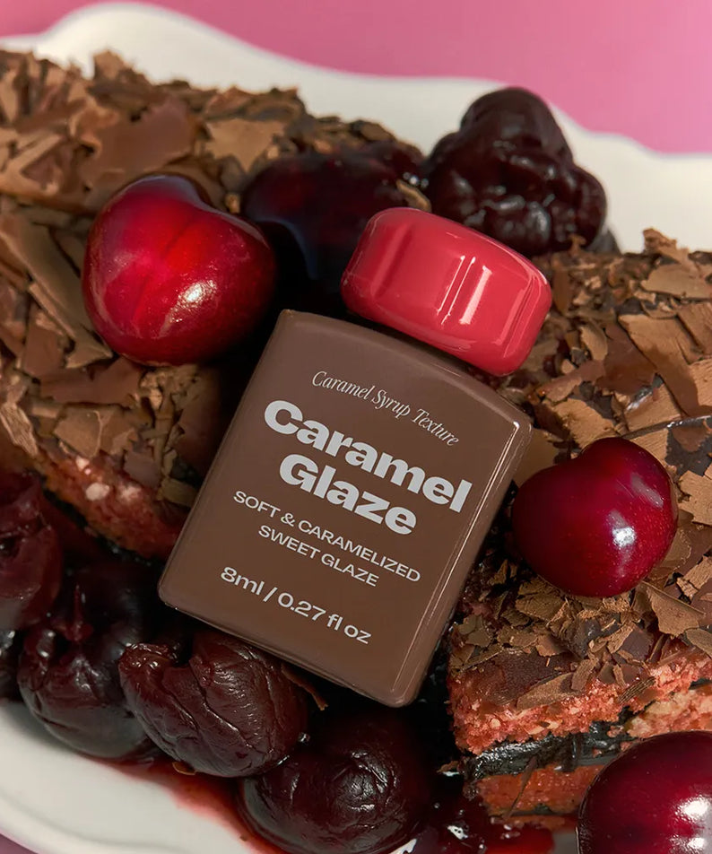 ALTERNATIVE STEREO Lip Potion Caramel Glaze (7 colors) de la marque, bocaux et lèvres caramélisées sur fond rose.