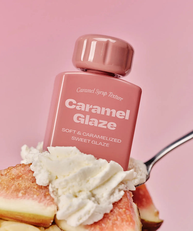 ALTERNATIVE STEREO Lip Potion Caramel Glaze (7 colors) montrant le produit en contexte caramel, rose, packaging flacon.