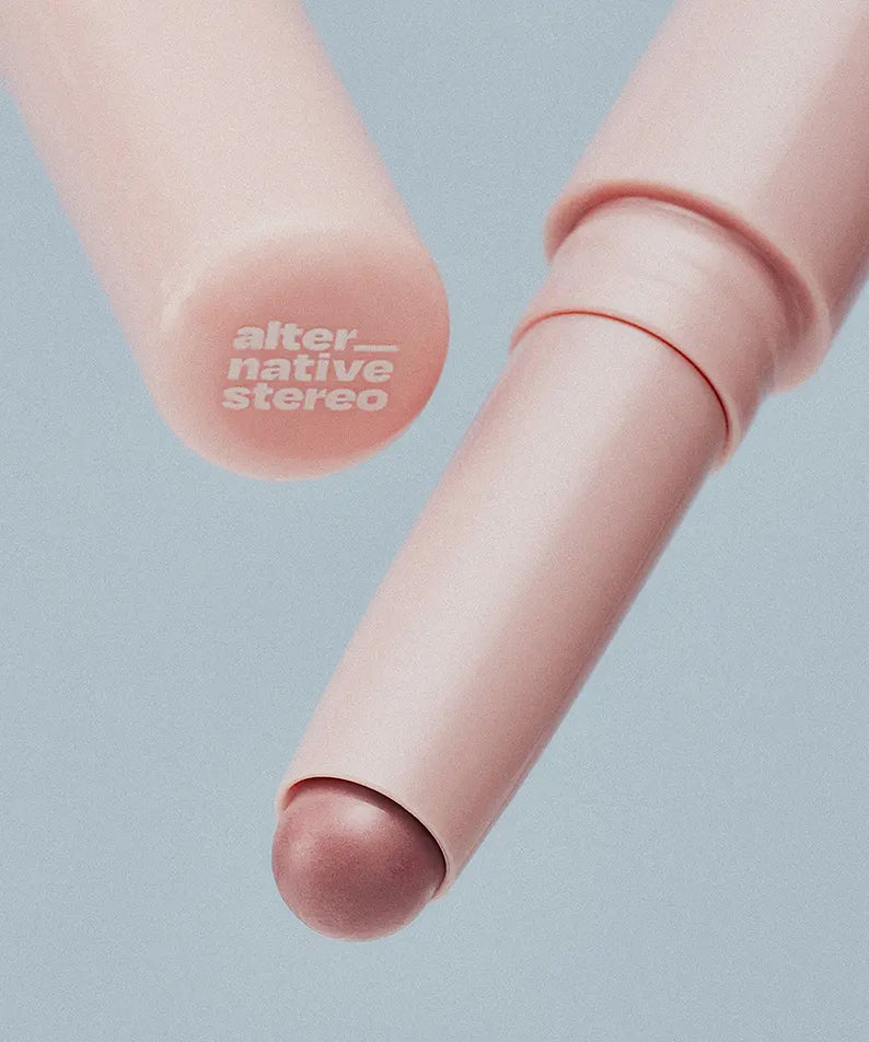 ALTERNATIVE STEREO Mood Layer Stick Crayon 1.4g (5 types) de la marque sur peaux, deux swatches, contexte maquillage