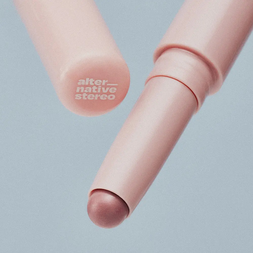 ALTERNATIVE STEREO Mood Layer Stick Crayon 1.4g (5 types) de la marque sur peaux, deux swatches, contexte maquillage