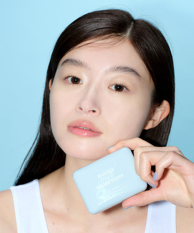 Produit ALTERNATIVE STEREO Soap Nude Cushion SPF42 PA++ tenu par une femme sur fond bleu.