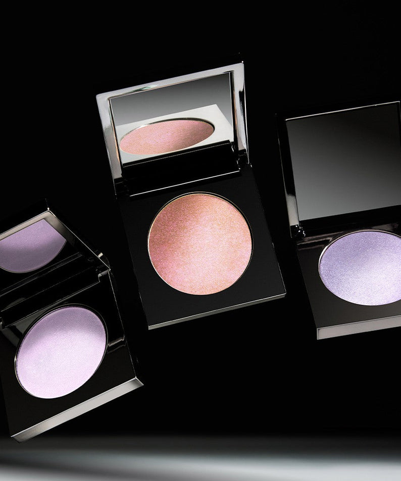 Palette de fards à paupières dans des tons pastel élégants sur fond noir, idéale pour un maquillage sophistiqué et moderne.