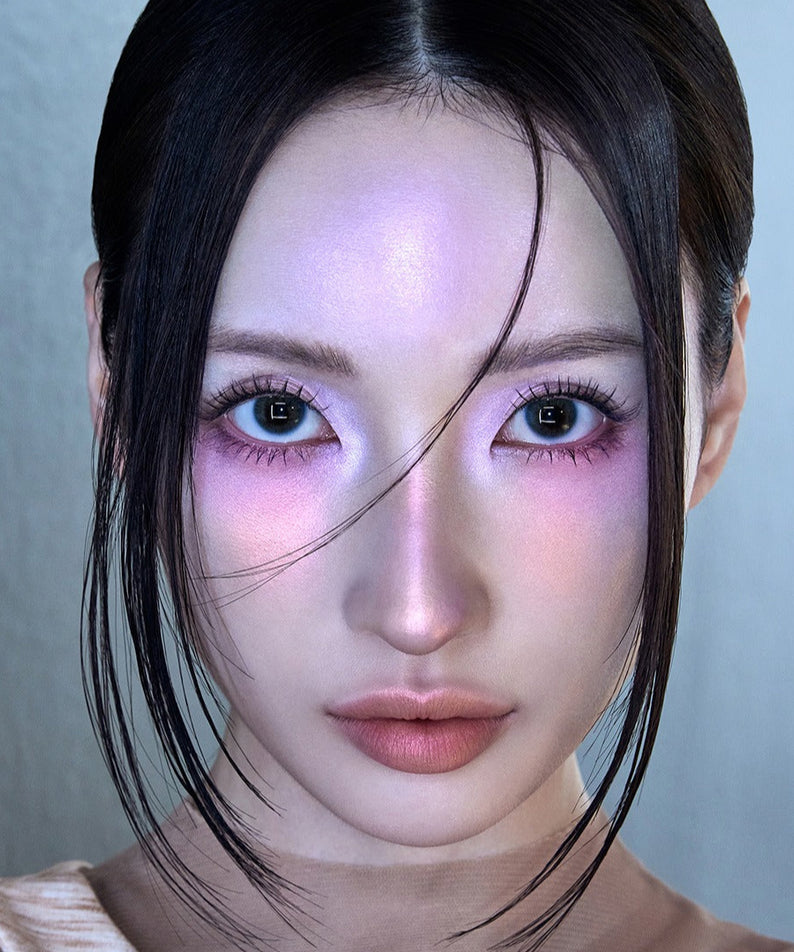 Portrait artistique d'une femme avec maquillage lumineux et regard intense, visage élégant et moderne.