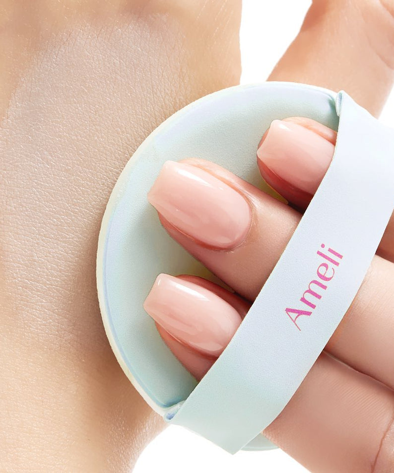 Coussin AMELI Complement Series Cushion SPF42 PA++ Green en application sur peau avec houppette