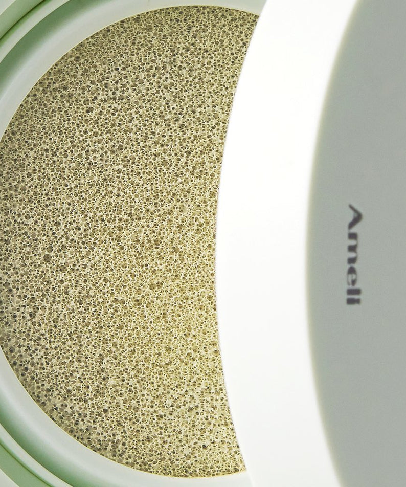 AMELI Complement Series Cushion SPF42 PA++ Green, un produit de beauté avec SPF élevé et finition naturelle, vu de près.