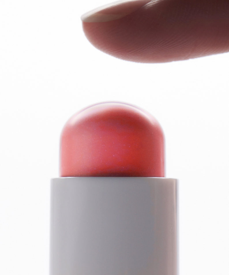 Application du AMELI Night Series Touch Balm avec doigt, texture douce, soin de nuit pour lèvres.