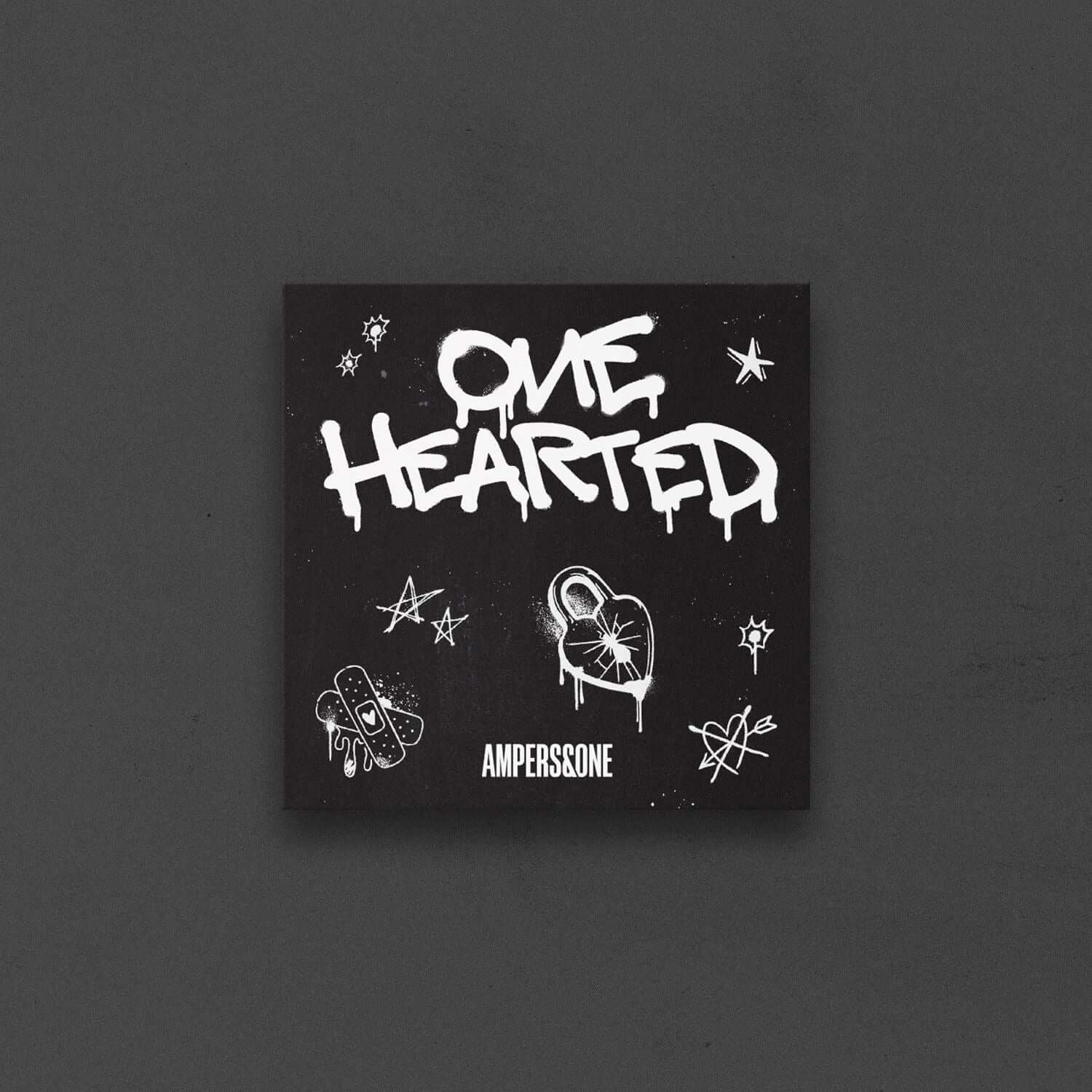AMPERS&ONE - 2nd Album [ONE HEARTED] (Postcard ver.) - Album Kpop, couverture noire avec illustration ONE HEARTED, marque AMPERS&ONE