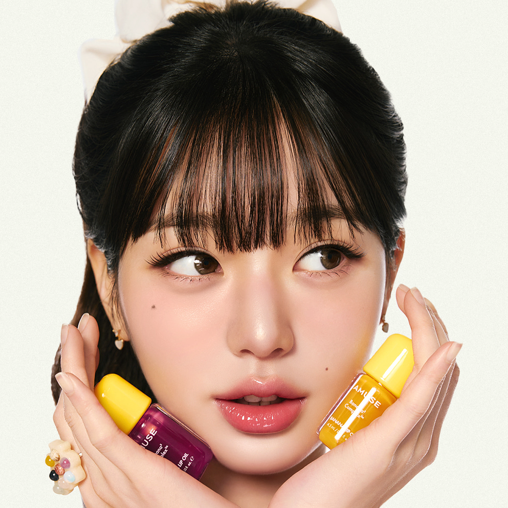 AMUSE Banana Lip Oil 4.5ml, marque AMUSE, flacons jaunes et lèvres brillantes, portrait maquillage sur fond clair.