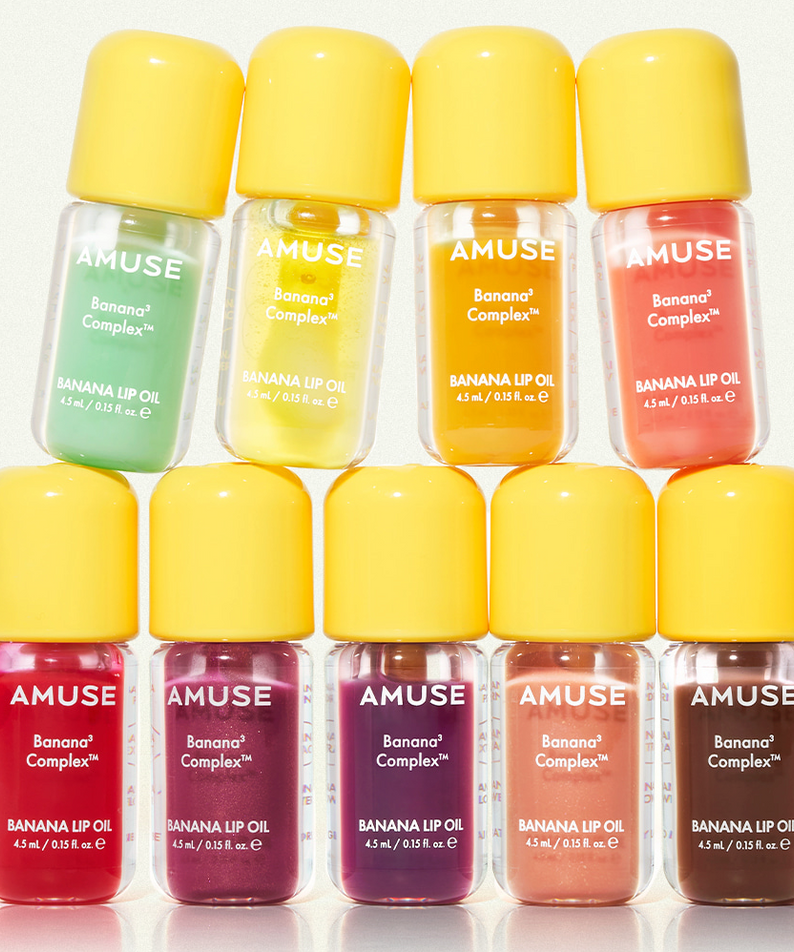 AMUSE Banana Lip Oil 4.5ml de la marque AMUSE, flacons colorés sur fond blanc, ambiance cosmétique.
