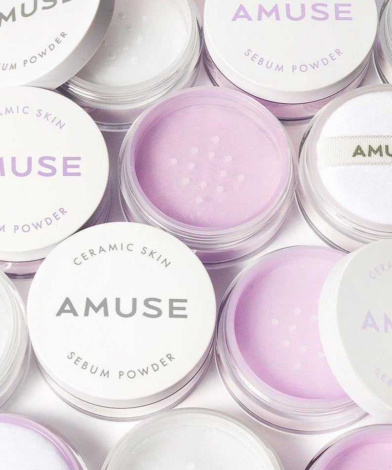 Vue de plusieurs contenants de AMUSE Ceramic Sebum Powder, une poudre matifiante pour le visage, en présentation élégante.