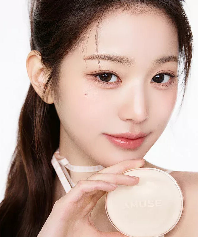 Femme tenant le produit AMUSE Dew Jelly Master Cushion, maquillage lumineux et naturel, idéale pour une peau éclatante.