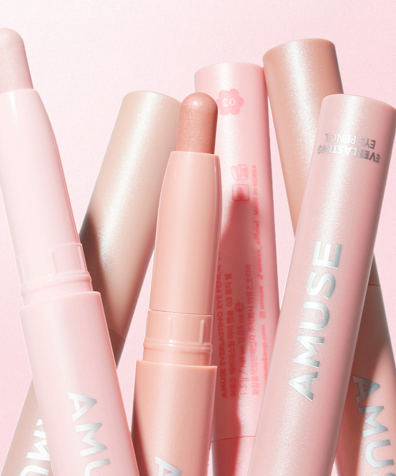 AMUSE Everlasting Eye Pencil 6 Colors, crayons yeux nacrés AMUSE sur fond rose, photo produits en pack.