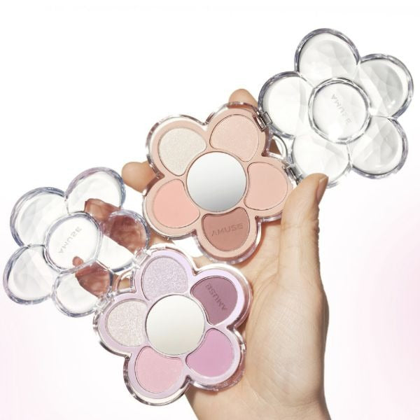AMUSE Flora Eye Palette de la marque AMUSE, palette de fards en forme de fleurs, main tenant sur fond blanc.