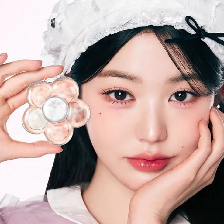 AMUSE Flora Eye Palette : maquillage des yeux AMUSE, gros plan sur le produit et le visage, ambiance printanière