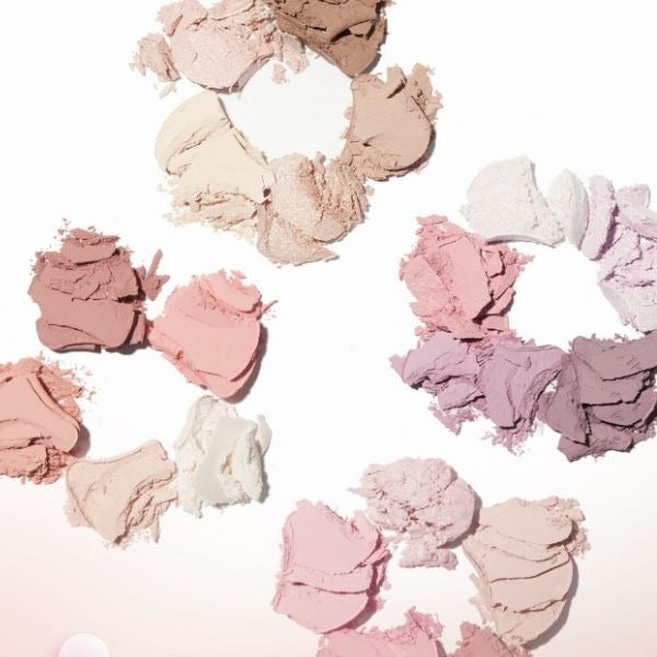 AMUSE Flora Eye Palette, fards floraux rose et mauve sur fond clair, palette de maquillage de la marque AMUSE.