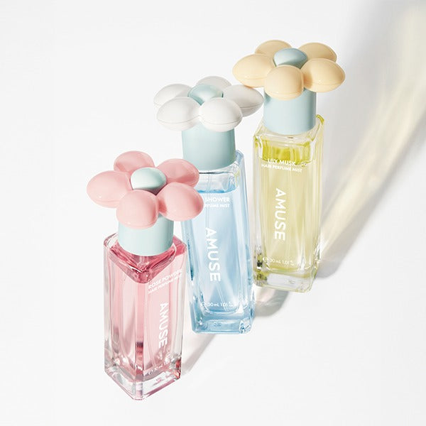 AMUSE Rose Powder Hair Perfume Mist 30ml de la marque AMUSE, flacon parfumée sur fond clair, décor fleurs stylisées.