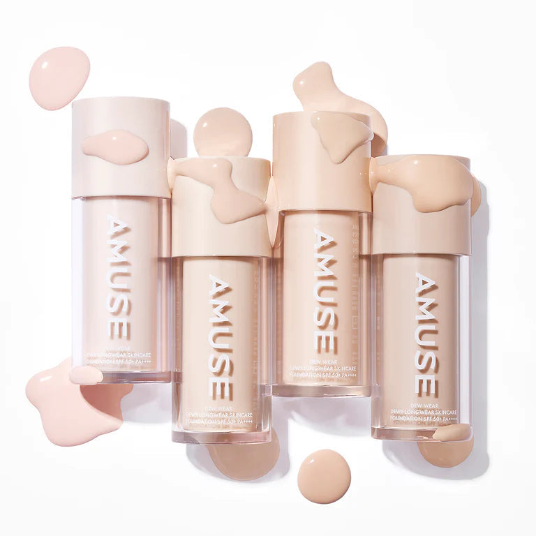 AMUSE Dew Wear Foundation de la marque AMUSE, flacons maquillage déstructurés avec texture rose sur fond clair.