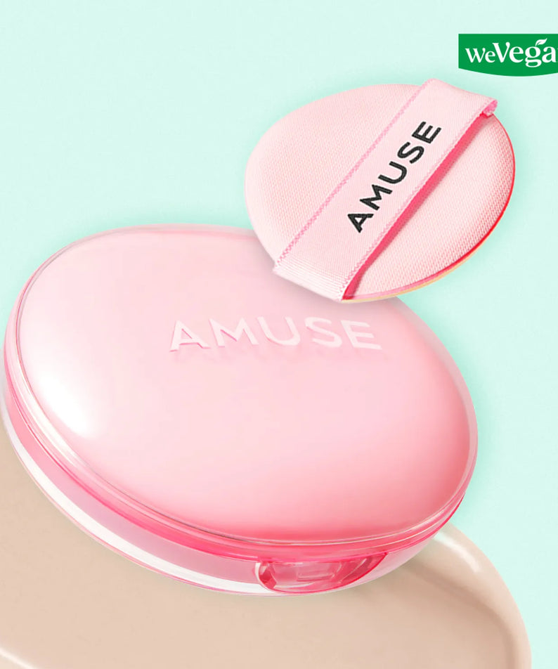 AMUSE Dew Power Vegan Cushion de la marque AMUSE, coussin rose sur fond turquoise, logo WeVegan.