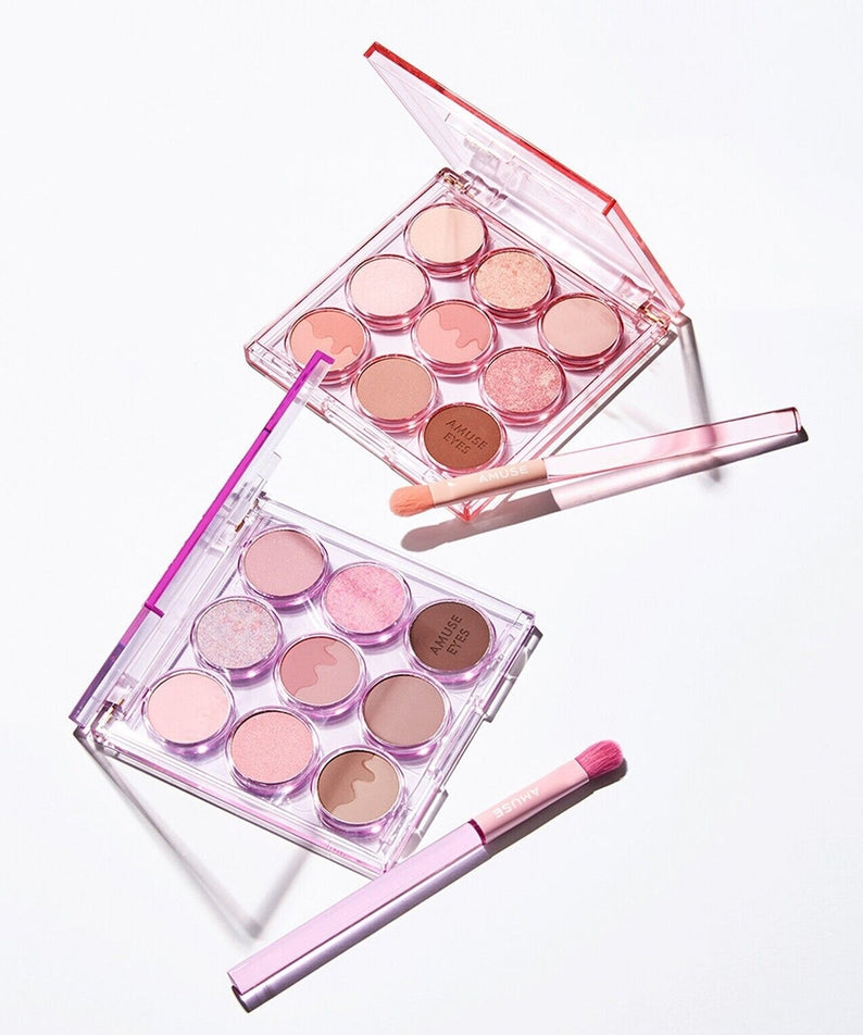 AMUSE Eye Color Palette de AMUSE, palette fards à paupières en packaging transparent, maquillage rose/violet sur fond blanc.