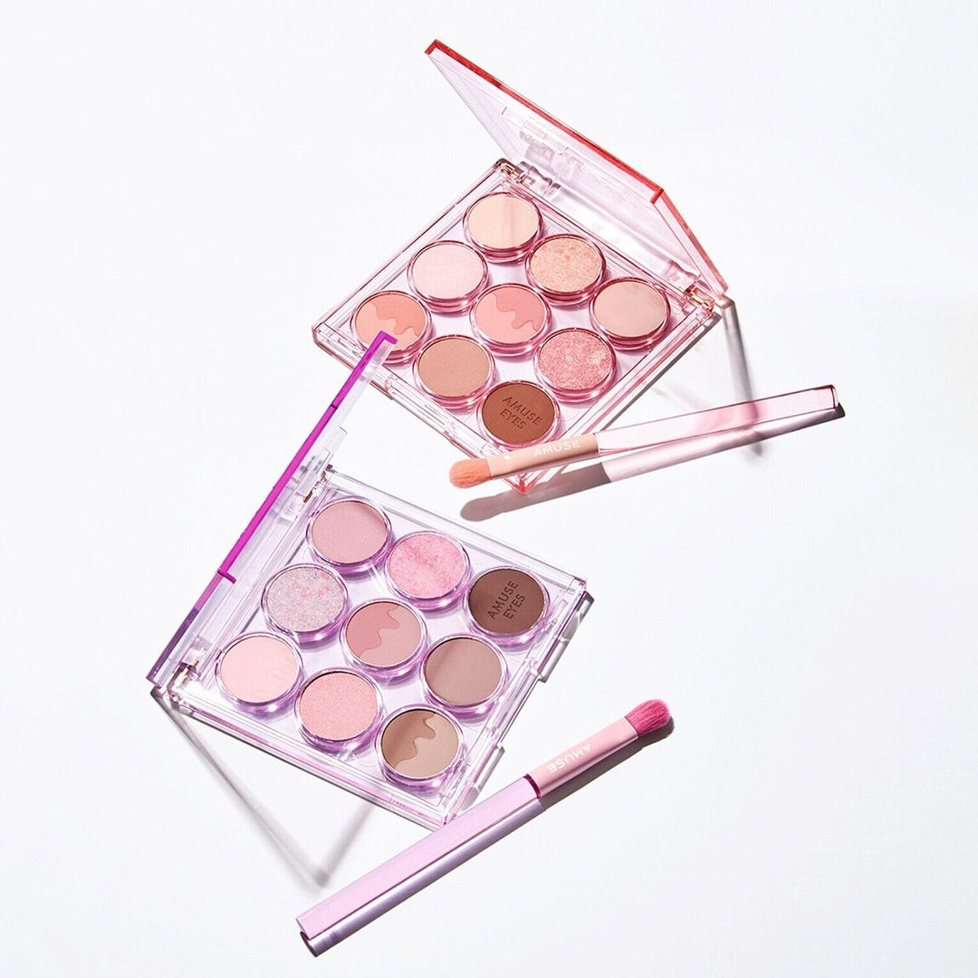 AMUSE Eye Color Palette de AMUSE, palette fards à paupières en packaging transparent, maquillage rose/violet sur fond blanc.