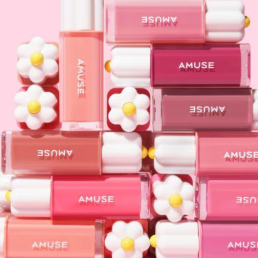 AMUSE Dew Tint de la marque AMUSE, présenté en packaging rose avec fleurs blanches, fond pastel.