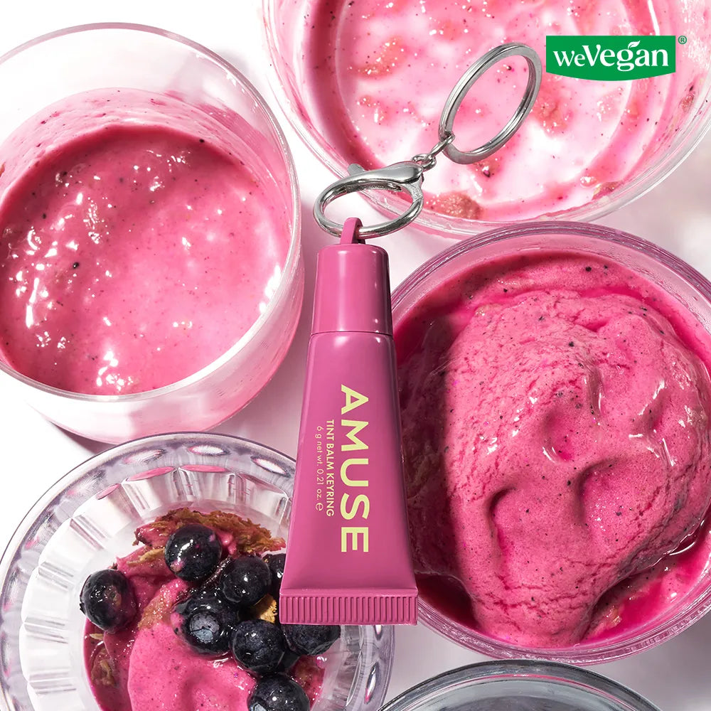 AMUSE TINT BALM KEYRING de la marque AMUSE, flacon rose sur fond maquillage, ambiance WeVegan, gros plan.