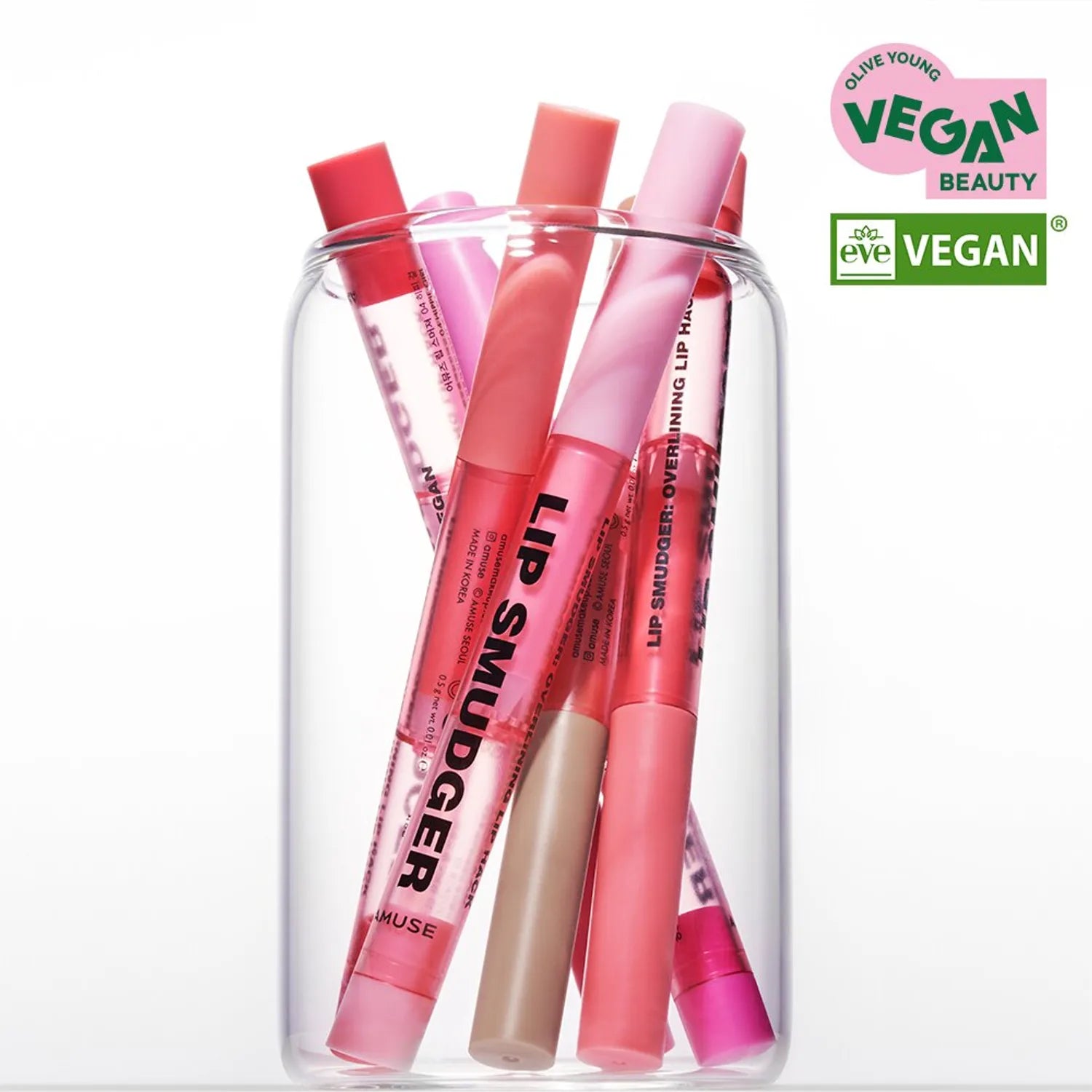 AMUSE Lip Smudger de AMUSE, tubes de baume teinté dans un présentoir transparent, stickers vegan beauté.