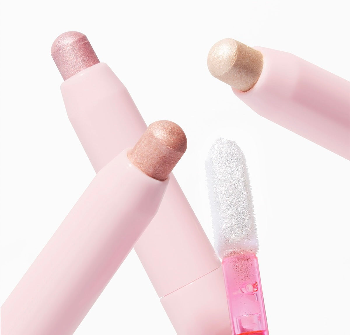 AMUSE Under Eye Volume Pencil de la marque AMUSE, maquillage yeux en gros plan sur fond clair, applicateur sous l’œil.